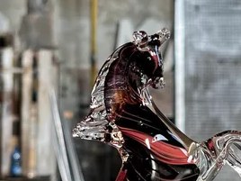 Vetreria Artistica Colleoni: a vibrant Murano glass horse sculpture on an active factory floor.