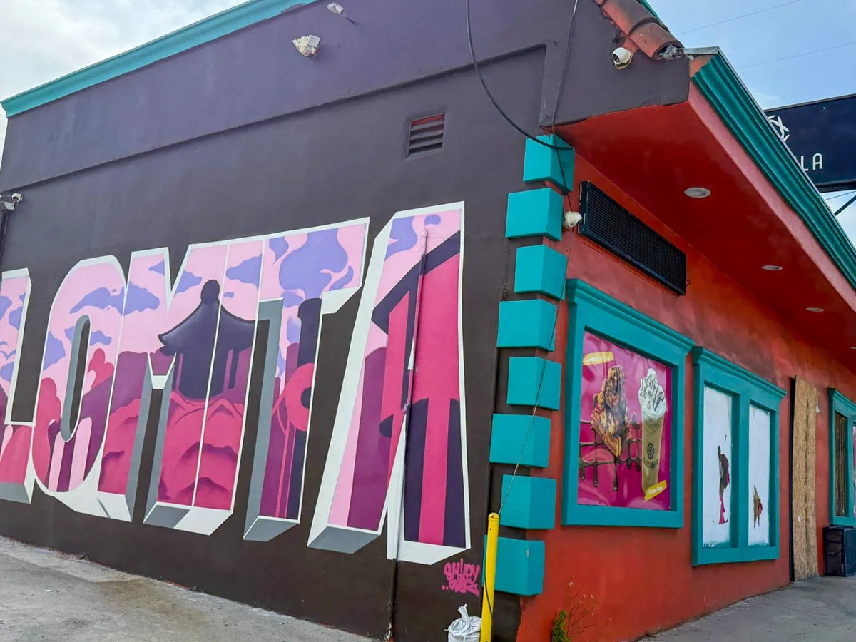 The mural and painted facade of the former churro shop at 26344 S. Western Avenue, soon to become Lomi Lomi.