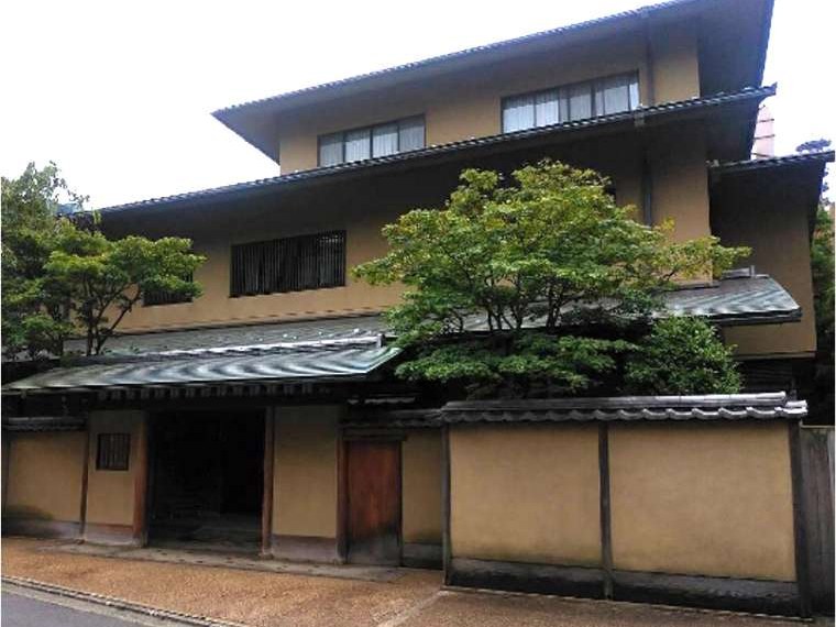 Traditional Japanese building with a tiled roof and surrounding wall
