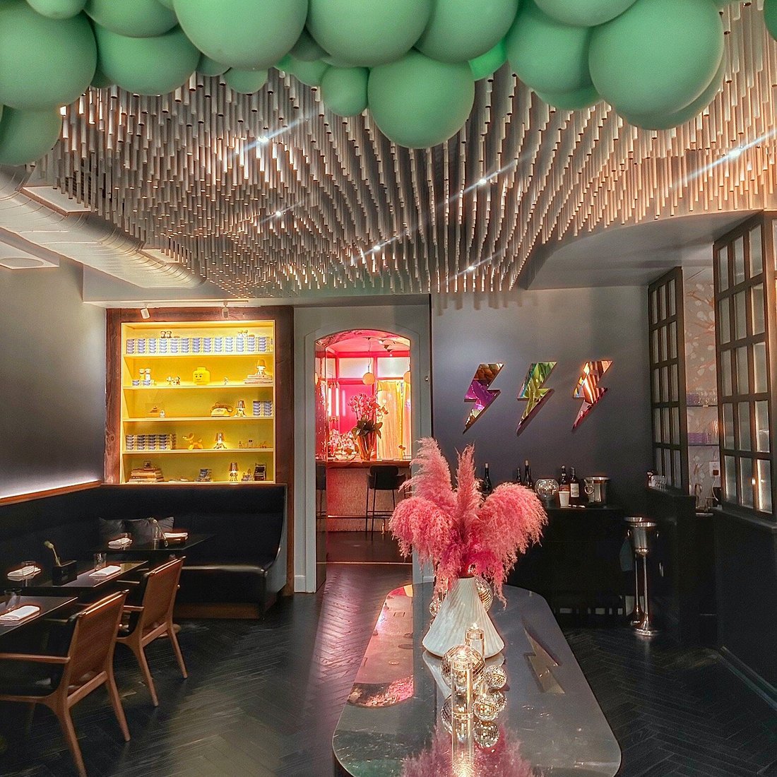 Pineapples & Pearls (restaurant)